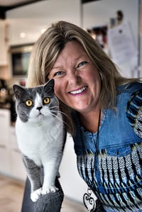 Kattbeteenderådgivaren Susanne Hellman Holmström och hennes katt Hjärtrud.