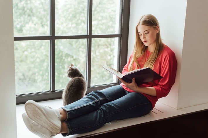 Katze eingewöhnen mit einem guten Buch.