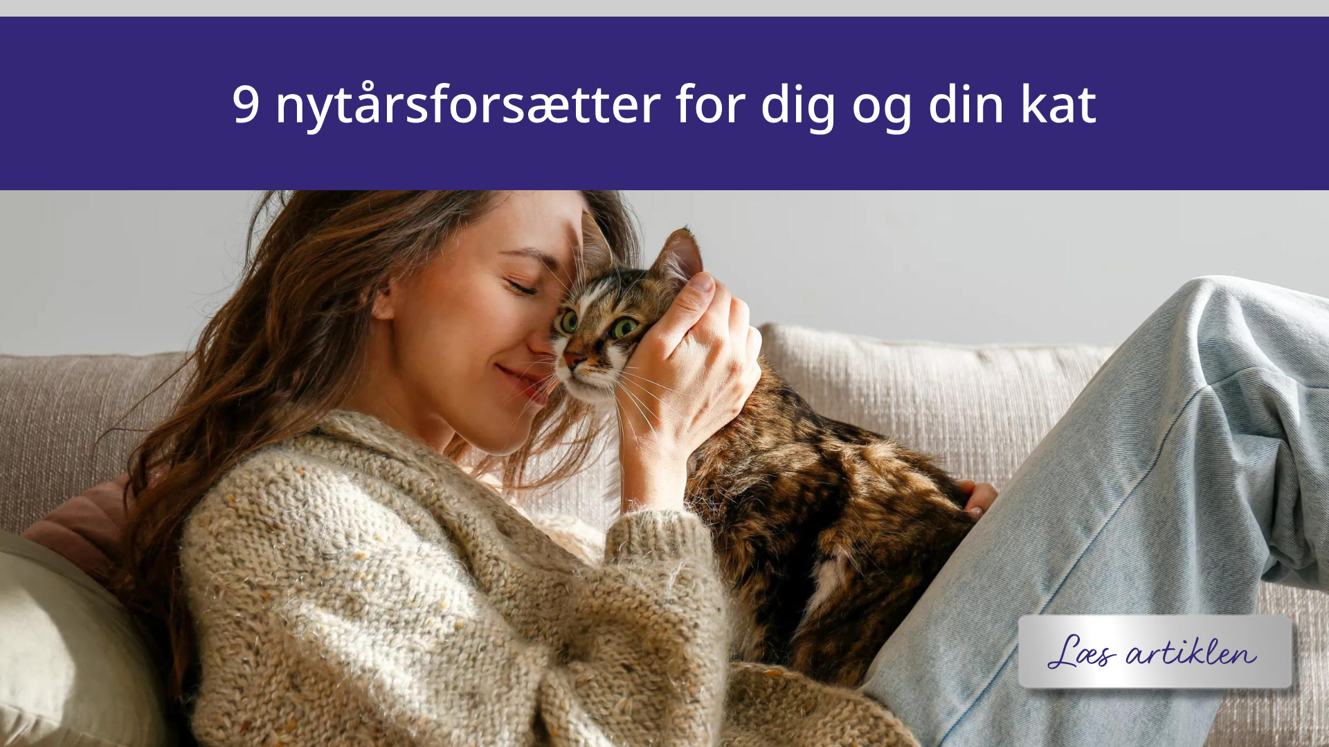 9 nytårsforsætter for dig og din kat. Pige sidder i sofa og kæler med kat.
